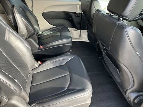 Used 2024 Chrysler Pacifica Limited FWD image 23