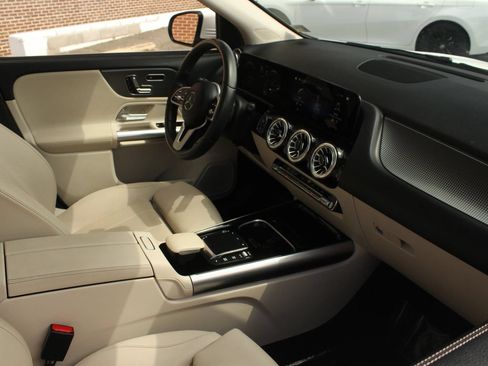 Used 2023 Mercedes-Benz GLA 250 w/ Premium Package image 28