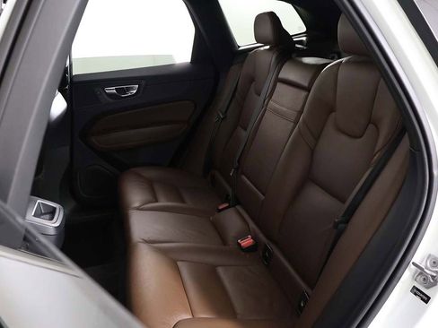 Used 2021 Volvo XC60 T5 Momentum w/ Premium Package image 29