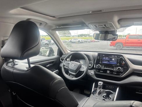Used 2022 Toyota Highlander XLE FWD image 32