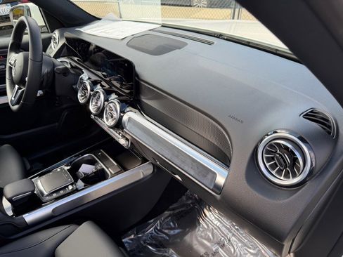 Used 2023 Mercedes-Benz EQB 300 4MATIC image 32