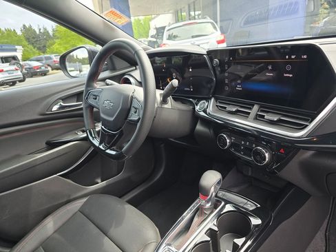Used 2024 Chevrolet Trax RS w/ Sunroof Package FWD image 10