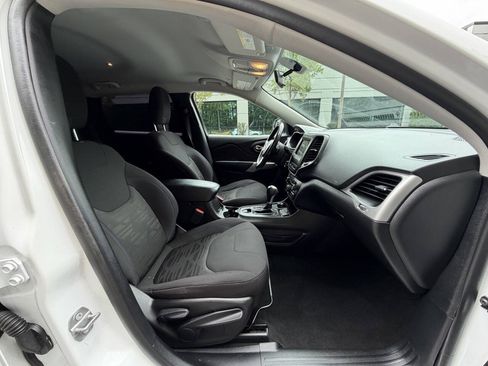 Used 2020 Jeep Cherokee Latitude AWD/4WD image 18