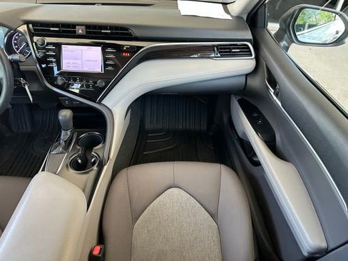 Used 2018 Toyota Camry LE image 11