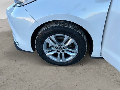 Used 2023 Toyota Sienna Limited image 14