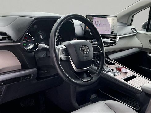 Certified 2022 Toyota Sienna XLE image 16