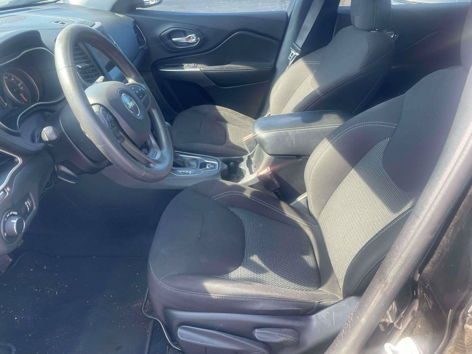 Used 2020 Jeep Cherokee Latitude FWD image 12