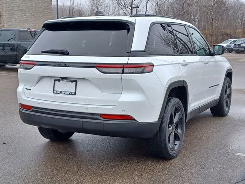 Used 2023 Jeep Grand Cherokee Altitude AWD/4WD image 4
