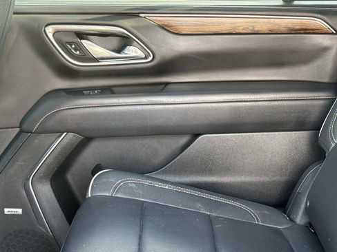 Used 2023 Chevrolet Suburban Premier image 17