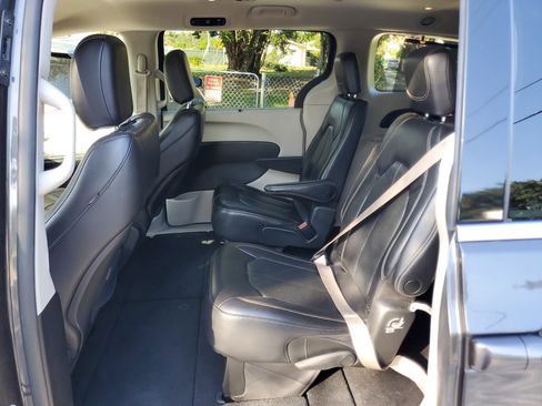 Used 2022 Chrysler Pacifica Touring-L image 11