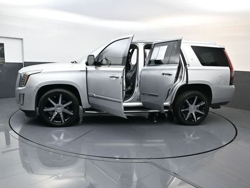 Used 2018 Cadillac Escalade Luxury image 36