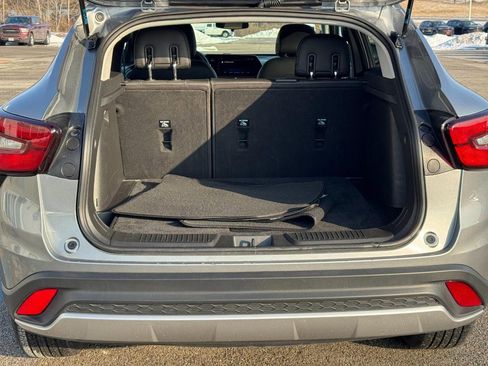 Used 2025 Chevrolet Trax LT w/ LT Convenience Package image 5