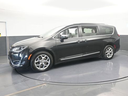 Used 2019 Chrysler Pacifica Limited image 2