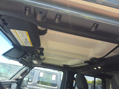 Used 2025 Jeep Wrangler Unlimited Sahara w/ Safety Group AWD/4WD image 12