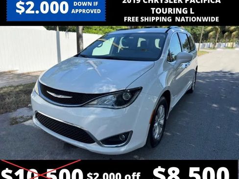 Used 2019 Chrysler Pacifica Touring-L FWD image 1