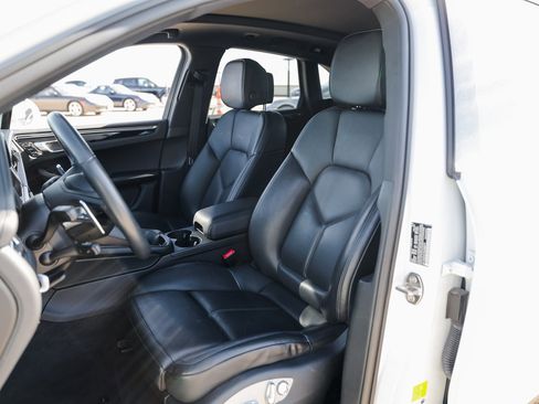 Certified 2024 Porsche Macan S image 5