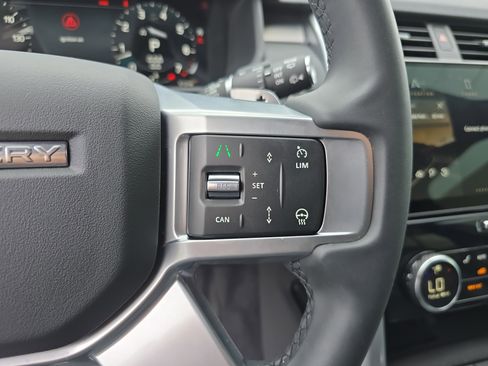 Certified 2025 Land Rover Discovery Dynamic SE image 32