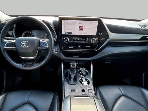 Used 2024 Toyota Highlander XLE FWD image 16