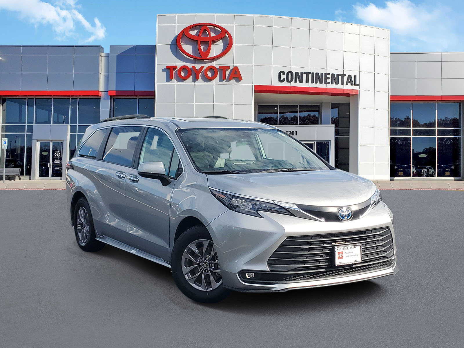 Certified 2025 Toyota Sienna XLE FWD image 2