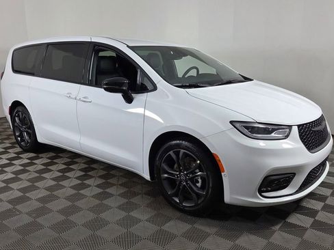 New 2026 Chrysler Pacifica Select image 1