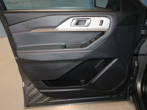 Used 2025 Ford Explorer Active AWD/4WD image 5