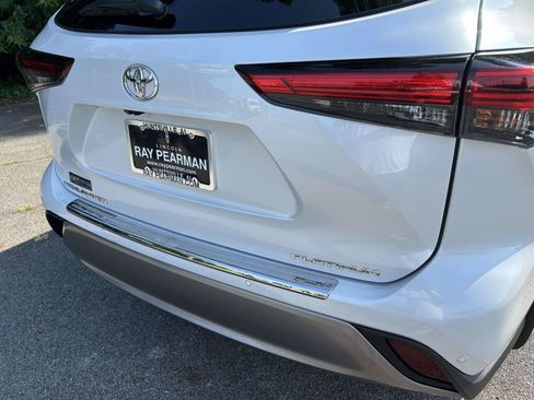 Used 2023 Toyota Highlander Platinum FWD image 4