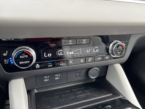 Used 2025 Mitsubishi Outlander AWD image 39