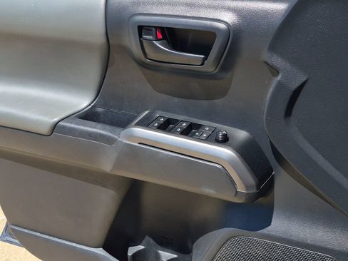 Used 2022 Toyota Tacoma SR5 RWD image 16