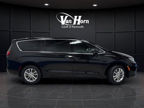 New 2026 Chrysler Pacifica Select AWD/4WD image 2
