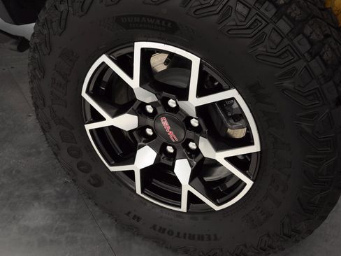 Used 2023 GMC Canyon AT4X AWD/4WD image 9