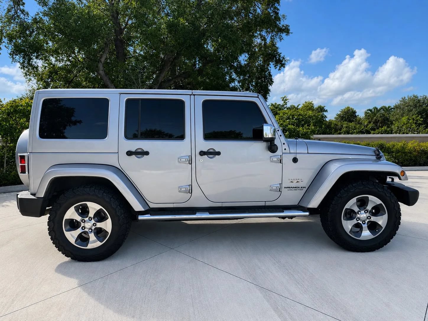 Used 2016 Jeep Wrangler Unlimited Sahara w/ Mopar Chrome Edition Group AWD/4WD image 10