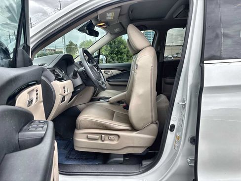 Used 2021 Honda Pilot Touring image 2