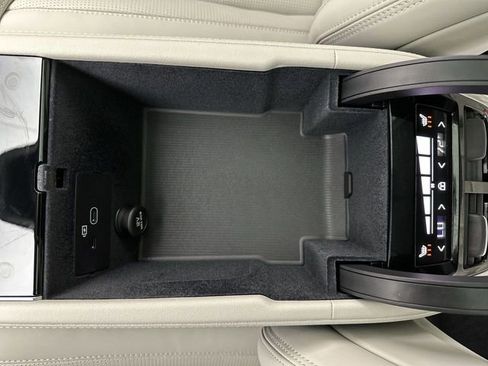 Certified 2025 Volvo XC90 T8 Ultra w/ Lounge Package image 21