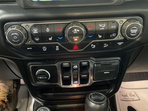 Used 2019 Jeep Wrangler Unlimited Sahara image 17