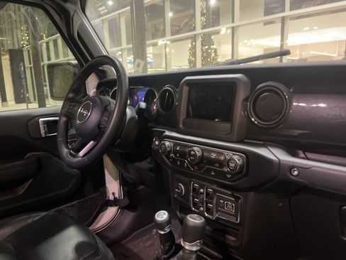 Used 2022 Jeep Gladiator Sport image 10