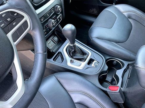 Used 2018 Jeep Cherokee Latitude Plus w/ Comfort/Convenience Group image 15