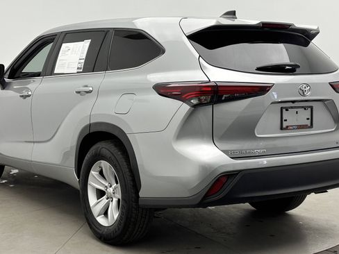 Used 2024 Toyota Highlander LE image 5
