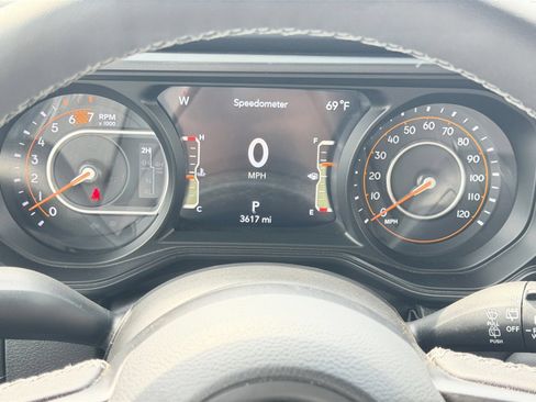 Used 2025 Jeep Wrangler Unlimited Rubicon AWD/4WD image 36
