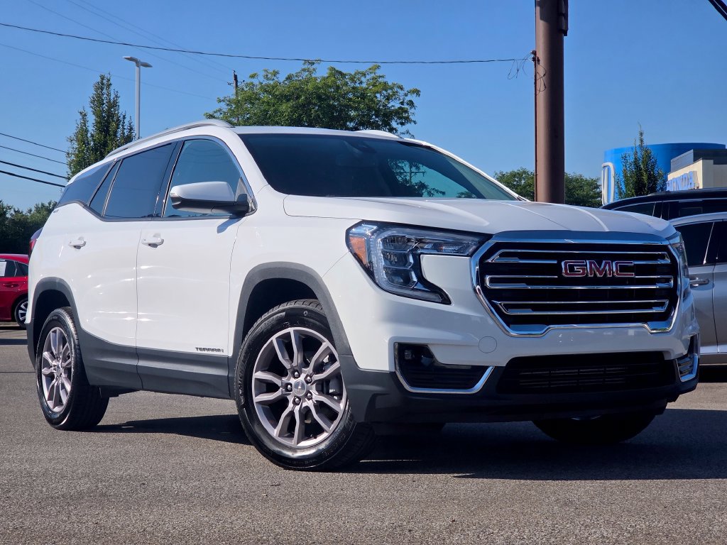 Used 2024 GMC Terrain SLT AWD/4WD image 3