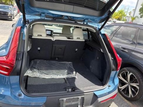 Used 2023 Volvo XC40 B5 Plus w/ Climate Package image 5