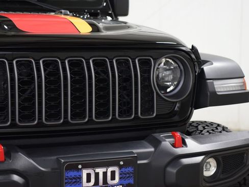 Used 2025 Jeep Gladiator Rubicon AWD/4WD image 9