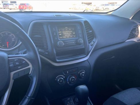 Used 2017 Jeep Cherokee Sport image 6