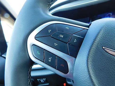 Used 2025 Chrysler Pacifica Select FWD image 19