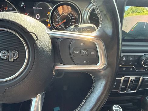 Used 2019 Jeep Wrangler Unlimited Sahara w/ Uconnect 4C Nav & Sound Group AWD/4WD image 17