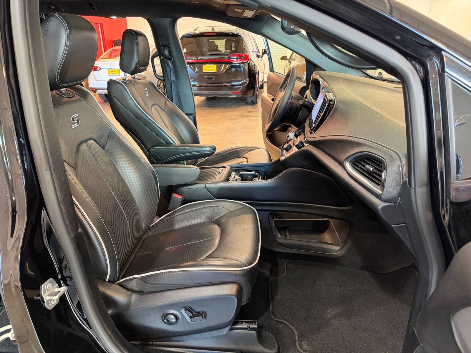 Used 2025 Chrysler Pacifica Limited FWD image 39
