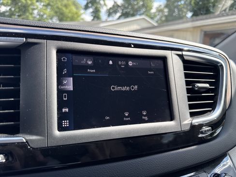 Used 2023 Chrysler Voyager LX FWD image 17