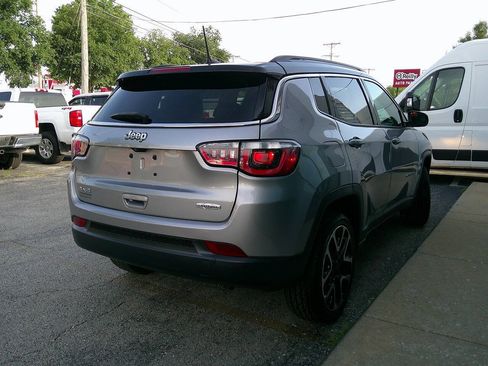Used 2019 Jeep Compass Latitude w/ Popular Equipment Group AWD/4WD image 5