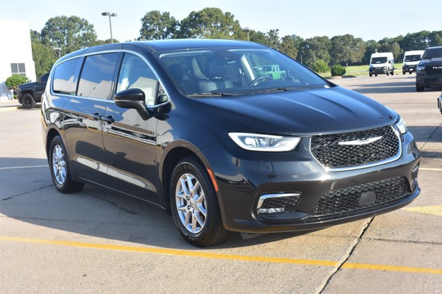 Used 2023 Chrysler Pacifica Touring-L FWD image 3