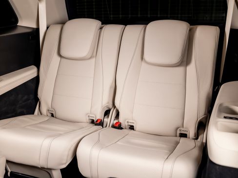 Used 2024 Mercedes-Benz GLS 450 4MATIC image 27