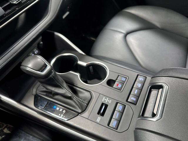 Used 2022 Toyota Highlander XLE AWD/4WD image 22